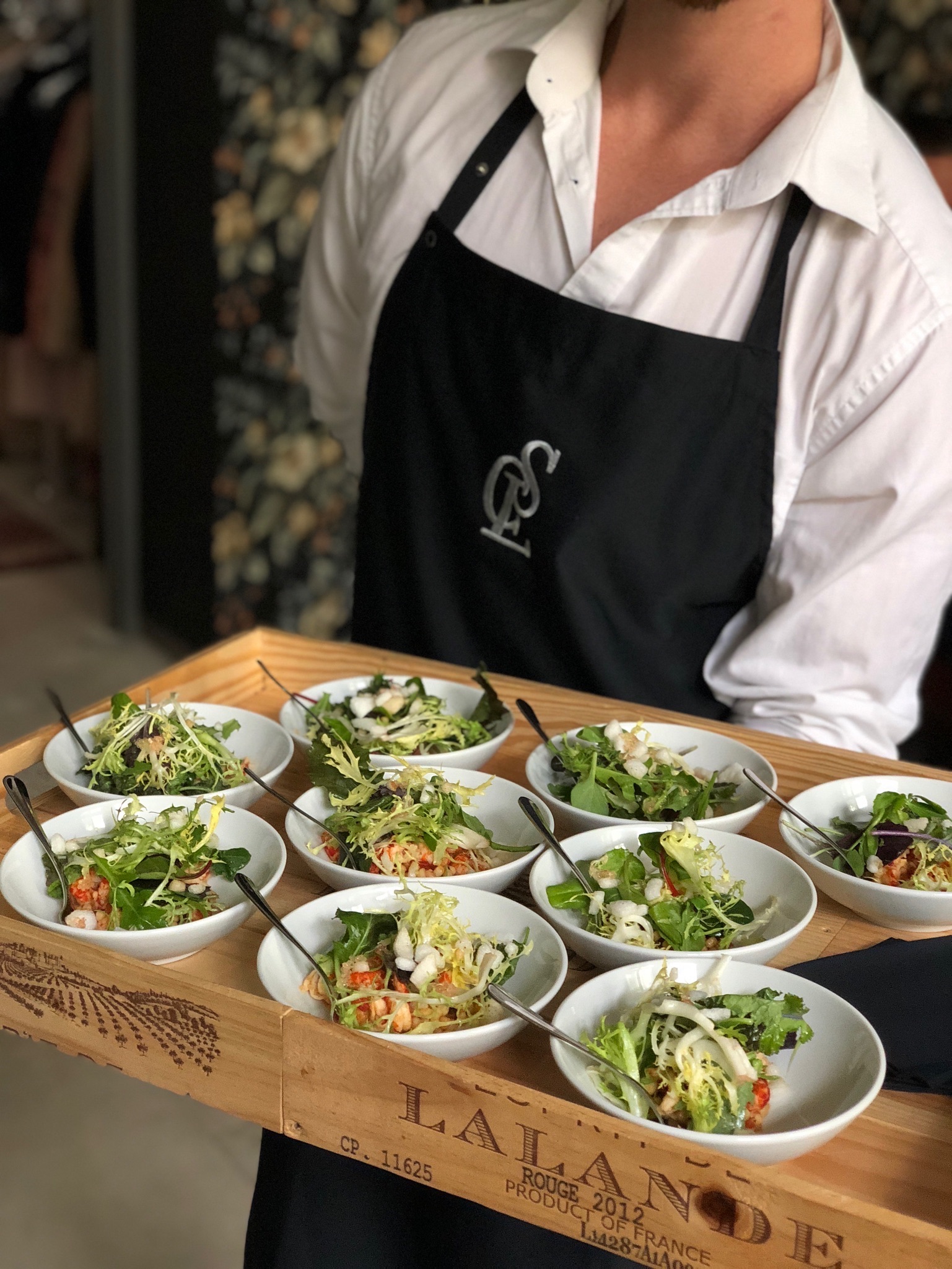 Ein Salatgericht im Flying Buffet von CSL Catering auf einem schicken Tablett im Landhausstil in München. Eventcatering München