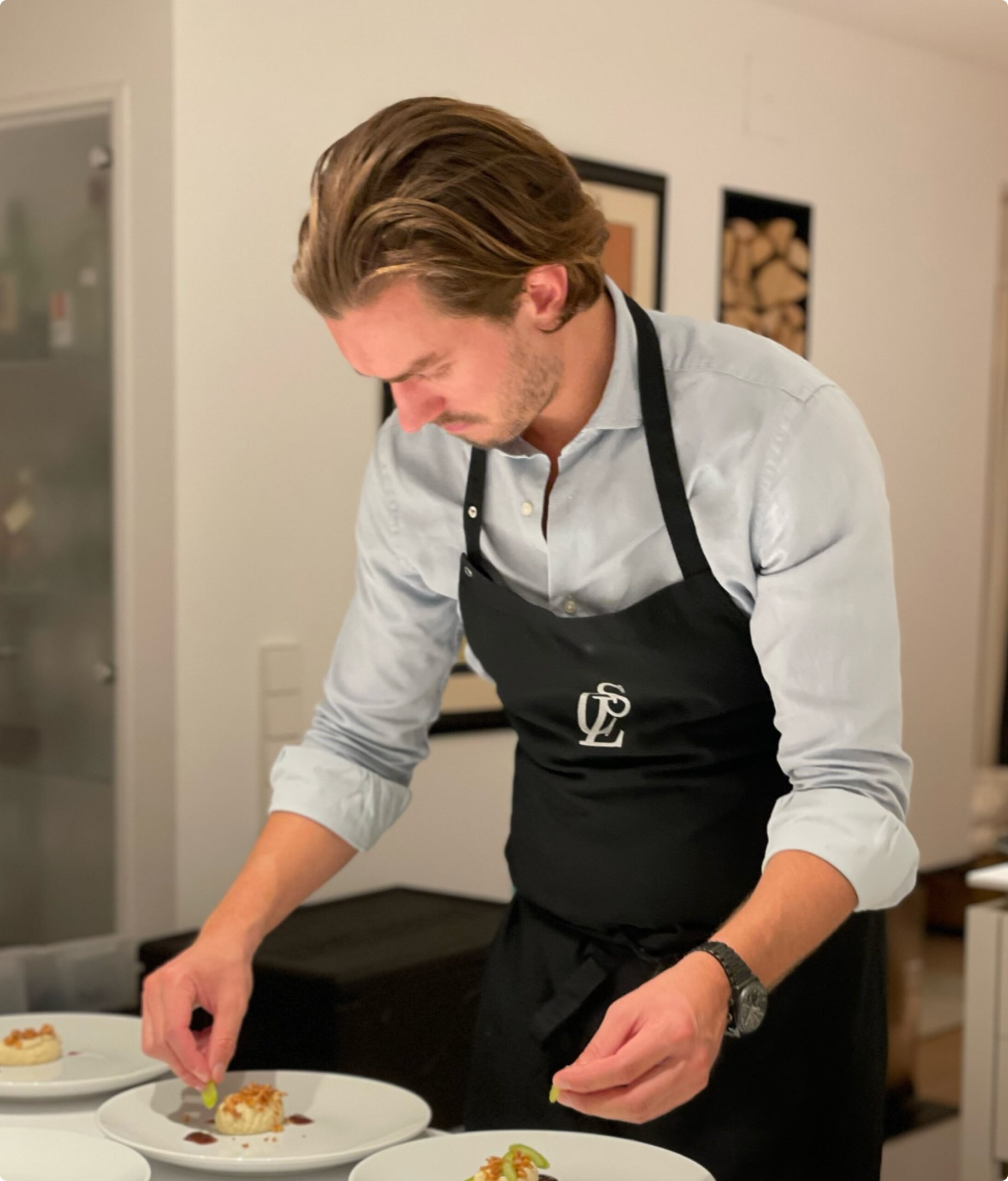 Carl Schulze Lessel von CSL Catering in München richtet sorgfältig die Catering Gerichte auf Sterneniveau für ein exklusives Business Catering für eine Firmenfeier oder Corporate Event an