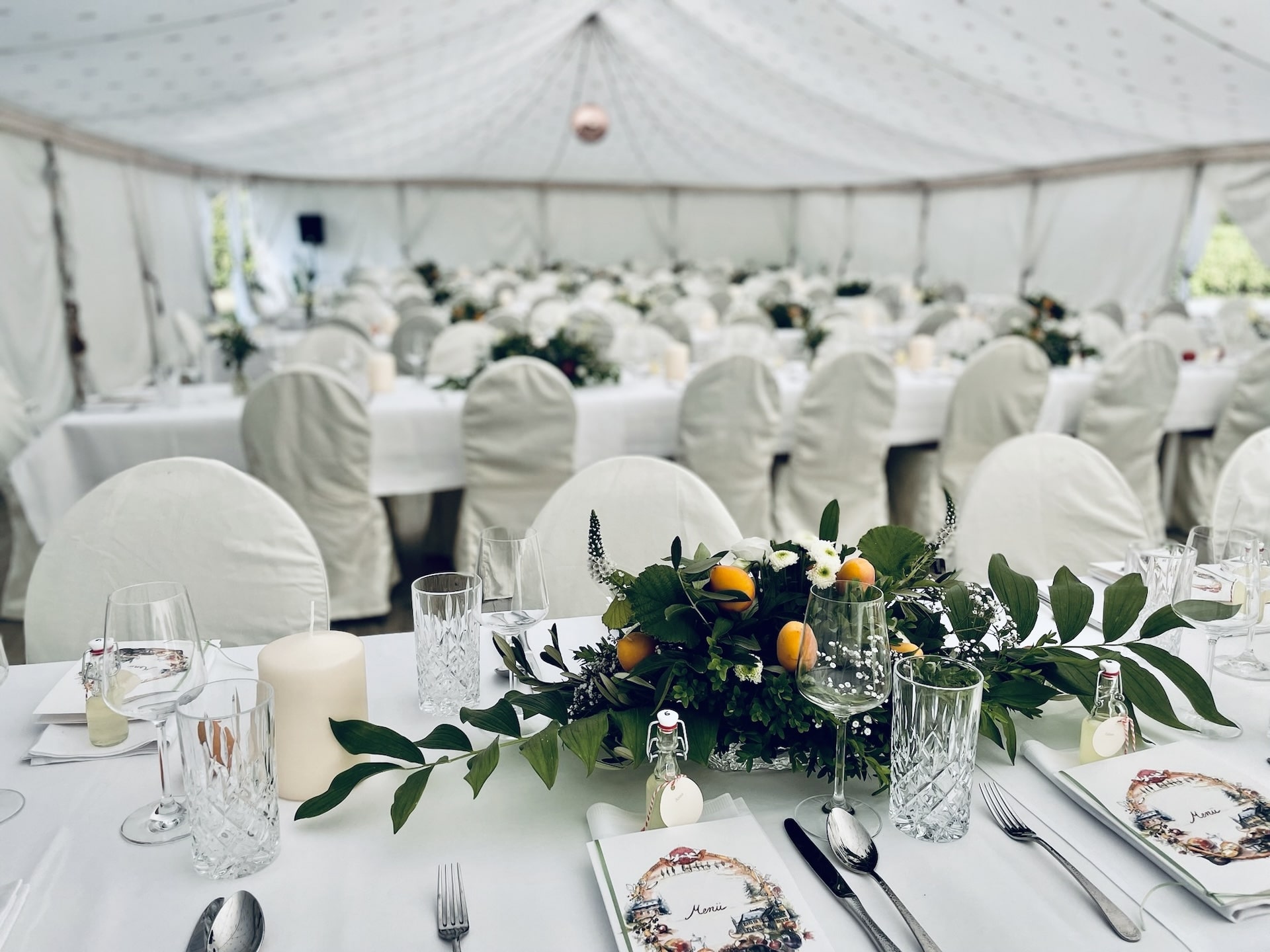 Ein Hochzeitssaal geschmückt von CSL Catering für ein Hochzeitscatering München