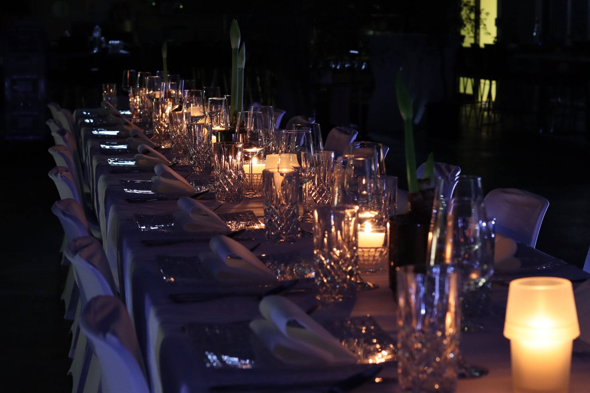 Exklusive, gemütliche Eventlocation mit schick eingedeckter Tafel im Kerzenschein von CSL für das Catering für eine private Feier München.