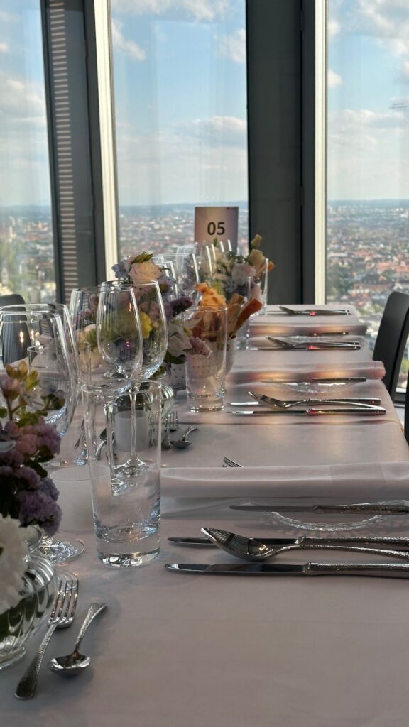 Eine von CSL Catering schick eingedeckte Tafel über den Dächern von München