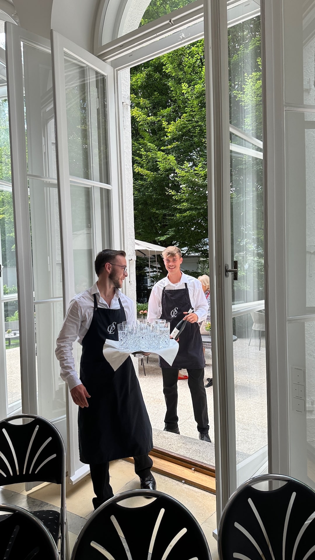 Zwei Servicekräfte von CSL Catering München servieren Getränke im Rahmen von einem Catering für private Feiern in München