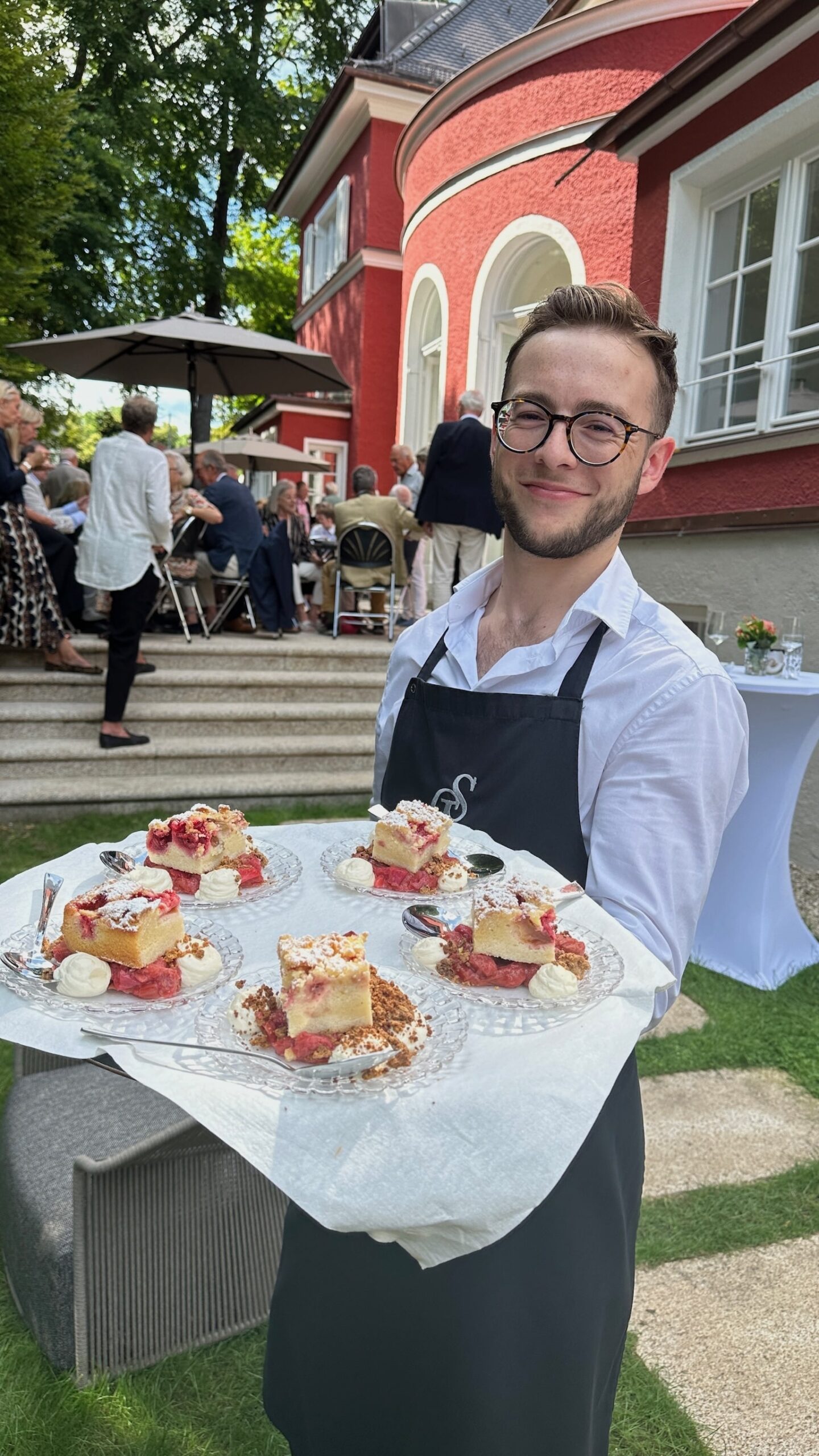 Eine Servicekraft von CSL Catering serviert eine Nachspeise als Flying Buffet auf einem privaten Event von CSL Catering in München